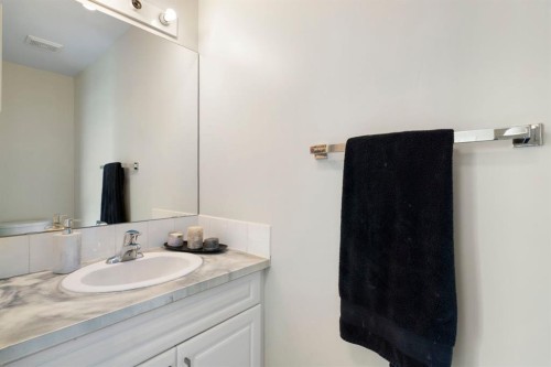 7865 24 Street Se, Calgary, AB - Indoor Photo Showing Bathroom