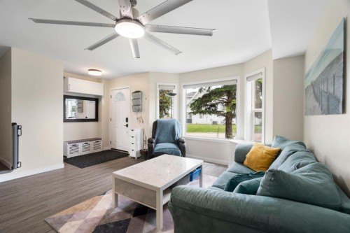 7865 24 Street Se, Calgary, AB - Indoor Photo Showing Living Room
