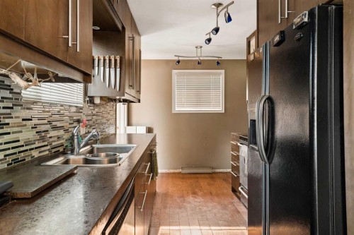440 36 Avenue Nw, Calgary, AB - Indoor Photo Showing Kitchen With Double Sink