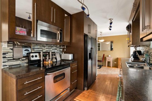 440 36 Avenue Nw, Calgary, AB - Indoor Photo Showing Kitchen With Double Sink