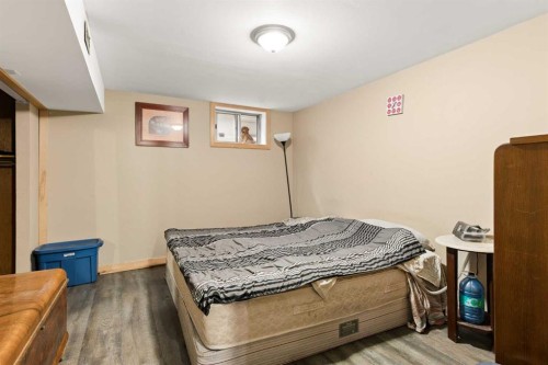 440 36 Avenue Nw, Calgary, AB - Indoor Photo Showing Bedroom