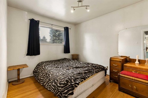 440 36 Avenue Nw, Calgary, AB - Indoor Photo Showing Bedroom