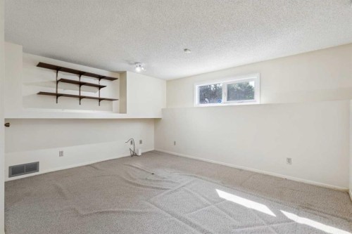 567 Parkridge Drive Se, Calgary, AB - Indoor Photo Showing Other Room