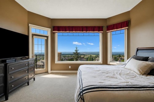 87 Royal Ridge Terrace Nw, Calgary, AB - Indoor Photo Showing Bedroom