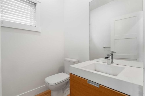 4828 20 Avenue Nw, Calgary, AB - Indoor Photo Showing Bathroom