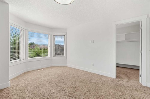 4828 20 Avenue Nw, Calgary, AB - Indoor Photo Showing Other Room