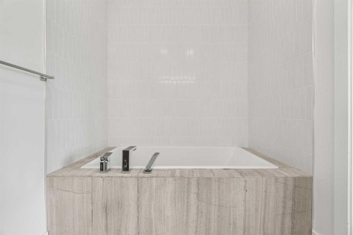 4828 20 Avenue Nw, Calgary, AB - Indoor Photo Showing Bathroom