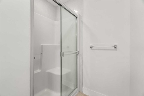 4828 20 Avenue Nw, Calgary, AB - Indoor Photo Showing Bathroom