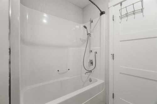 4828 20 Avenue Nw, Calgary, AB - Indoor Photo Showing Bathroom