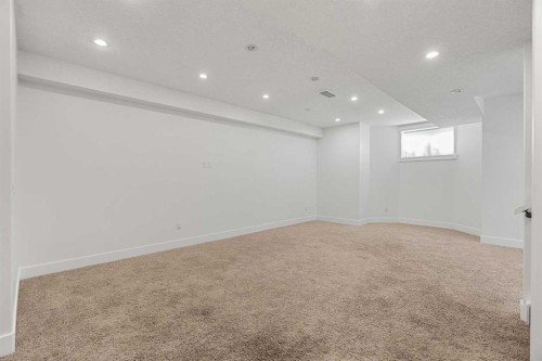 4828 20 Avenue Nw, Calgary, AB - Indoor Photo Showing Other Room