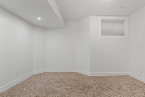 4828 20 Avenue Nw, Calgary, AB - Indoor Photo Showing Other Room