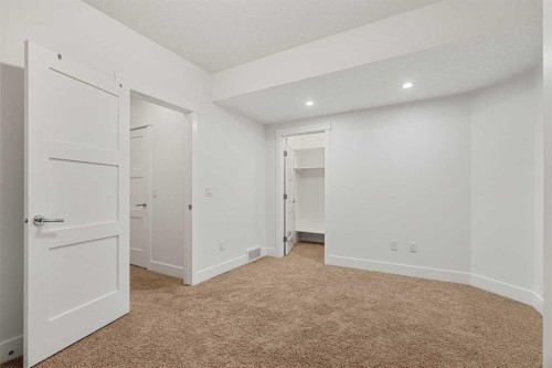 4828 20 Avenue Nw, Calgary, AB - Indoor Photo Showing Other Room