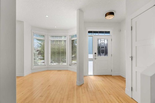 4828 20 Avenue Nw, Calgary, AB - Indoor Photo Showing Other Room