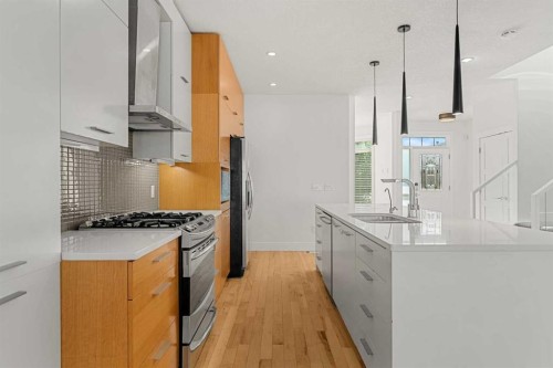 4828 20 Avenue Nw, Calgary, AB - Indoor Photo Showing Kitchen With Upgraded Kitchen