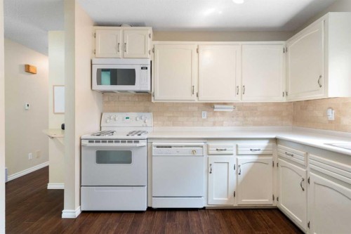 3032 32A Avenue Se, Calgary, AB - Indoor Photo Showing Kitchen