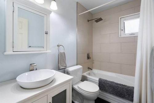 3032 32A Avenue Se, Calgary, AB - Indoor Photo Showing Bathroom