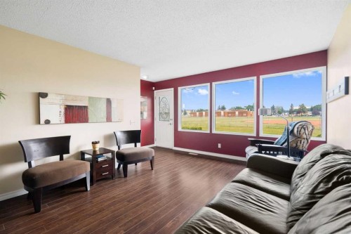 3032 32A Avenue Se, Calgary, AB - Indoor Photo Showing Living Room