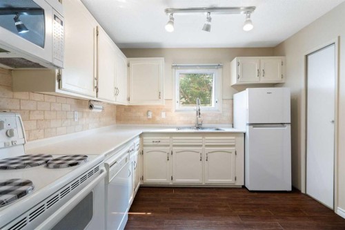 3032 32A Avenue Se, Calgary, AB - Indoor Photo Showing Kitchen