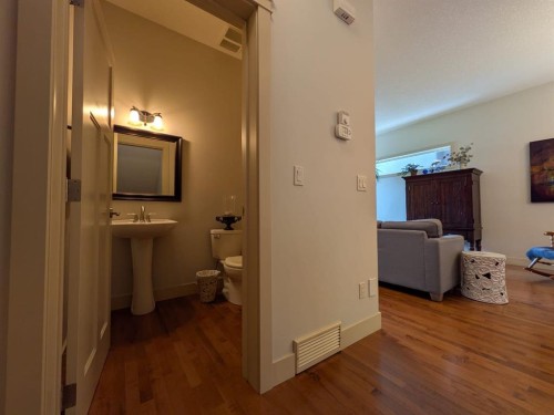 2104 23 Avenue Nw, Calgary, AB - Indoor Photo Showing Other Room