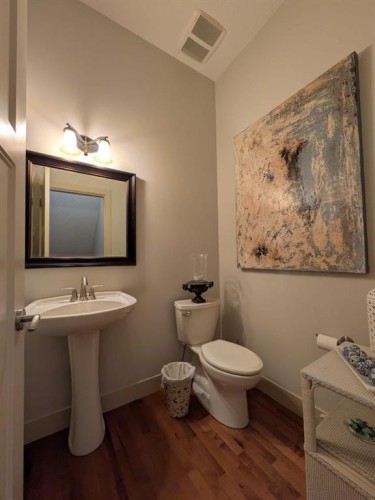 2104 23 Avenue Nw, Calgary, AB - Indoor Photo Showing Bathroom