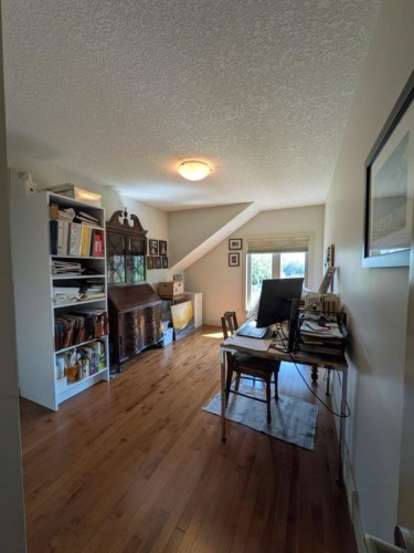 2104 23 Avenue Nw, Calgary, AB - Indoor