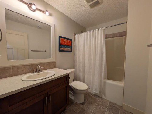 2104 23 Avenue Nw, Calgary, AB - Indoor Photo Showing Bathroom
