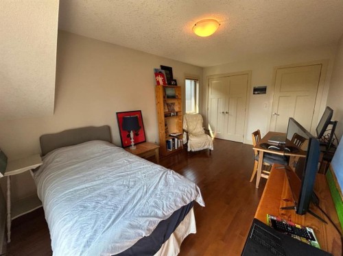 2104 23 Avenue Nw, Calgary, AB - Indoor Photo Showing Bedroom