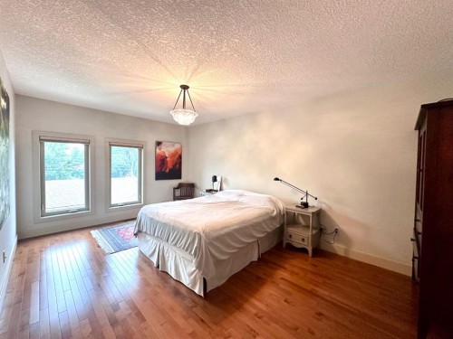 2104 23 Avenue Nw, Calgary, AB - Indoor Photo Showing Bedroom