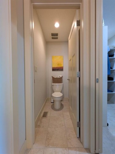 2104 23 Avenue Nw, Calgary, AB - Indoor Photo Showing Bathroom