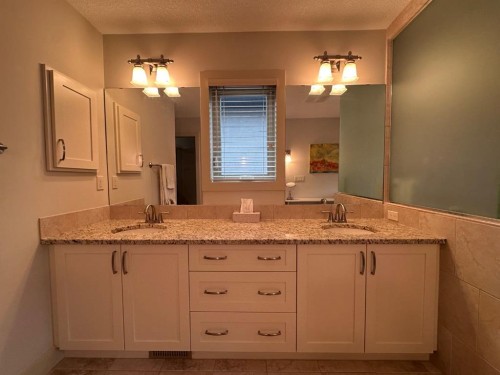 2104 23 Avenue Nw, Calgary, AB - Indoor Photo Showing Bathroom