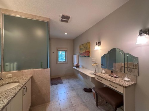 2104 23 Avenue Nw, Calgary, AB - Indoor Photo Showing Bathroom