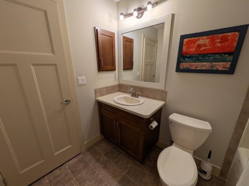 2104 23 Avenue Nw, Calgary, AB - Indoor Photo Showing Bathroom