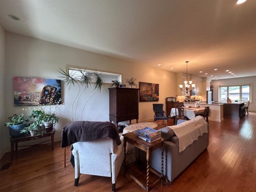 2104 23 Avenue Nw, Calgary, AB - Indoor Photo Showing Living Room