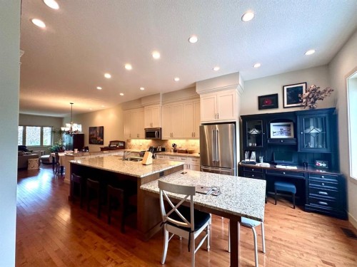 2104 23 Avenue Nw, Calgary, AB - Indoor Photo Showing Kitchen With Upgraded Kitchen