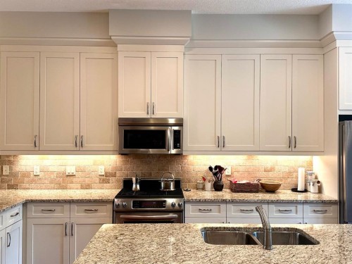2104 23 Avenue Nw, Calgary, AB - Indoor Photo Showing Kitchen With Double Sink With Upgraded Kitchen