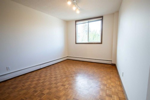201-512 Cedar Crescent Sw, Calgary, AB - Indoor Photo Showing Other Room