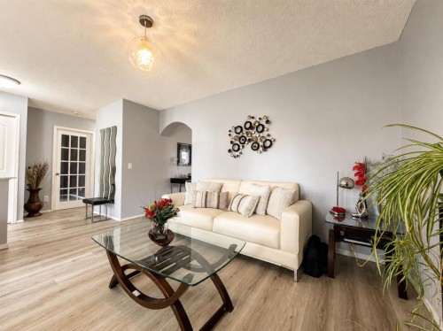 42 Inverness View Se, Calgary, AB - Indoor Photo Showing Living Room