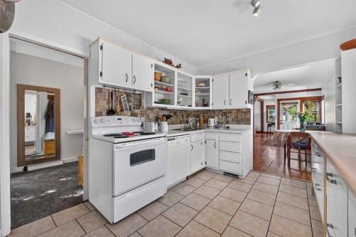 241 25 Avenue Ne, Calgary, AB - Indoor Photo Showing Kitchen