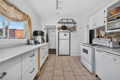 241 25 Avenue Ne, Calgary, AB - Indoor Photo Showing Kitchen