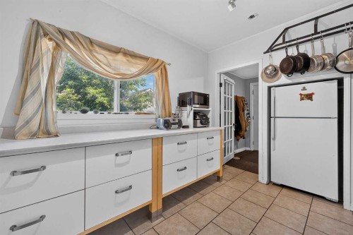 241 25 Avenue Ne, Calgary, AB - Indoor