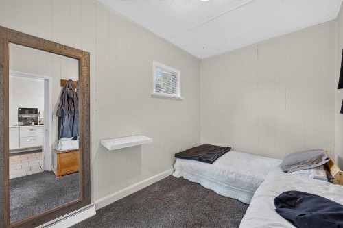 241 25 Avenue Ne, Calgary, AB - Indoor Photo Showing Bedroom