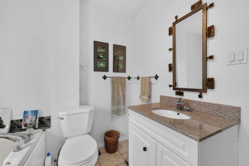 241 25 Avenue Ne, Calgary, AB - Indoor Photo Showing Bathroom