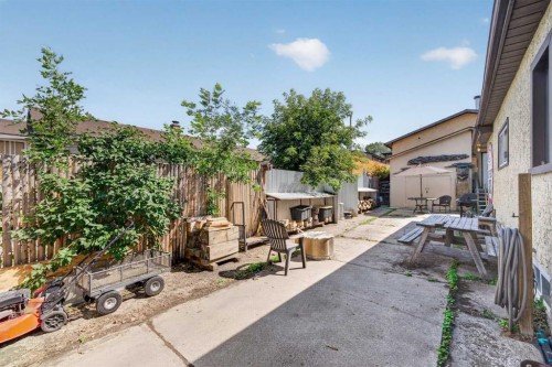 241 25 Avenue Ne, Calgary, AB - Outdoor