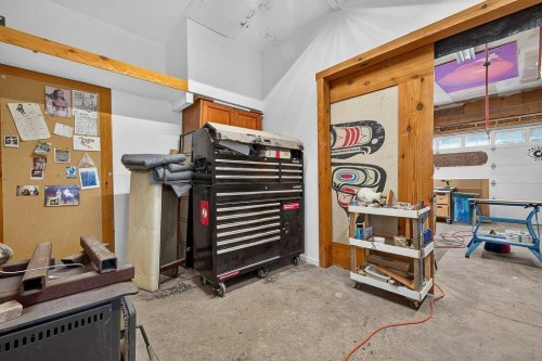 241 25 Avenue Ne, Calgary, AB - Indoor