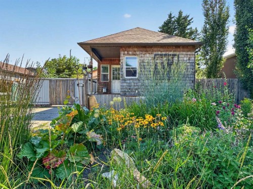 241 25 Avenue Ne, Calgary, AB - Outdoor