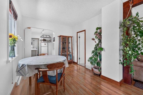 241 25 Avenue Ne, Calgary, AB - Indoor Photo Showing Dining Room