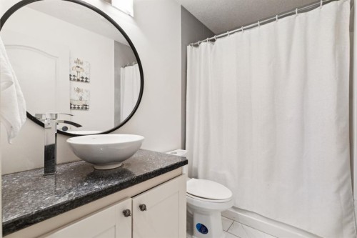 70 Discovery Ridge Court Sw, Calgary, AB - Indoor Photo Showing Bathroom