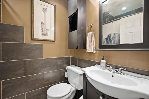 3220 14 Street Nw, Calgary, AB - Indoor Photo Showing Bathroom
