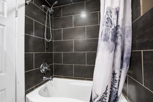 3220 14 Street Nw, Calgary, AB - Indoor Photo Showing Bathroom