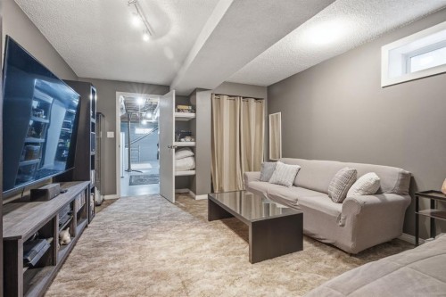 3220 14 Street Nw, Calgary, AB - Indoor